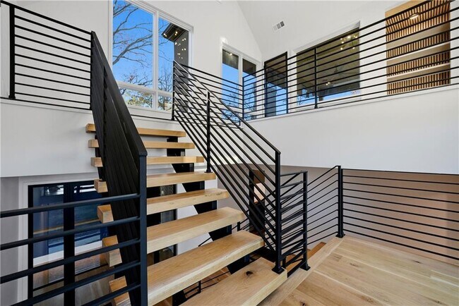 Building Photo - 1033 Reeder Cir NE