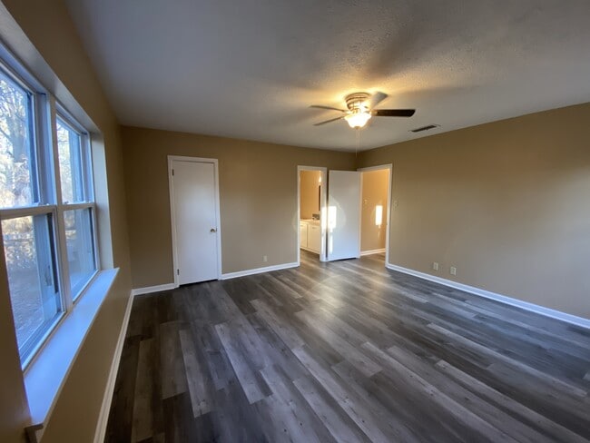 Building Photo - 2 Knightsbridge Pl