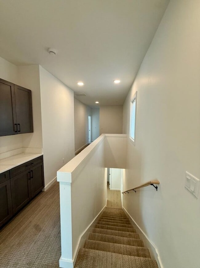 Building Photo - Single Family HOME with 3 Bedrooms 2 1/2 Bathrooms - Where Mountains meet you at upscale living!