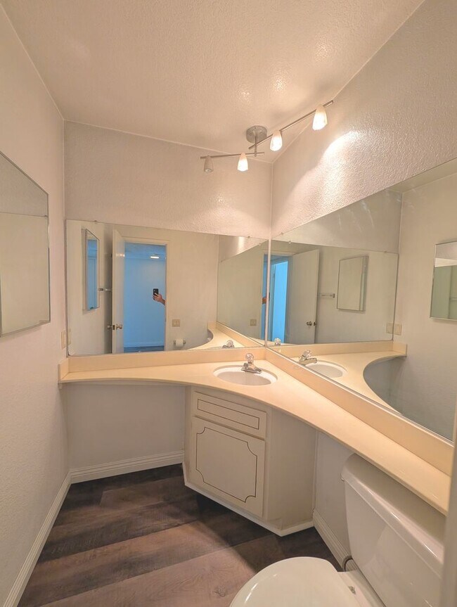 Building Photo - Gorgeous Single Family Home!