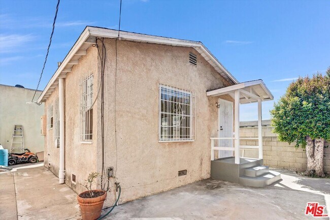 Building Photo - 820 S Grevillea Ave