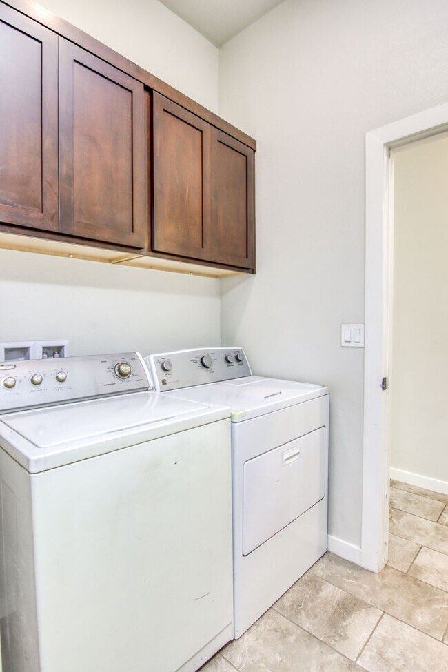 Building Photo - Beautiful East side House with 4 bed-2 baths
