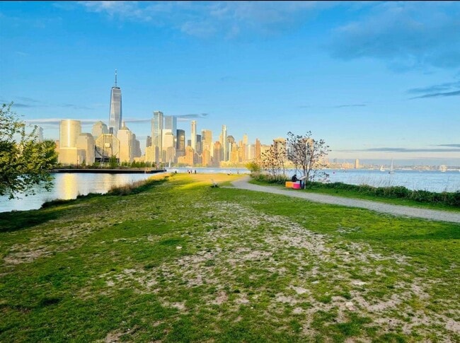 Building Photo - 1 Greene St