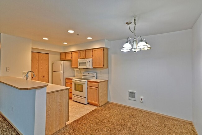 Building Photo - Charming 2-Bedroom Ground-Level Home in Qu...