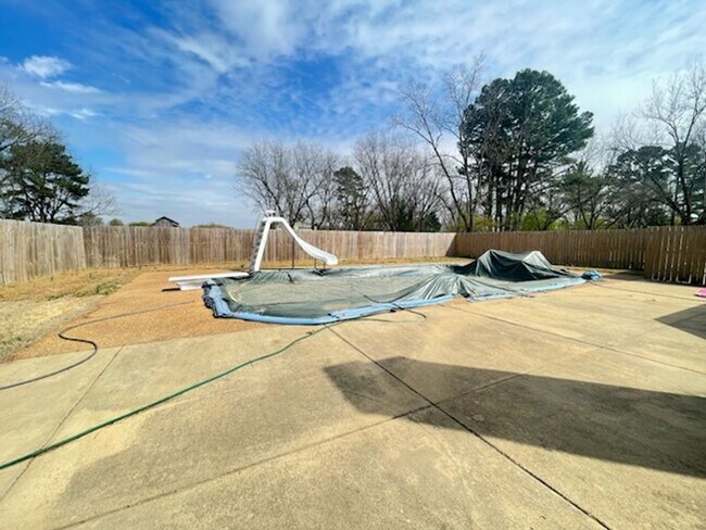 Building Photo - Country living, right in the center of Olive Branch