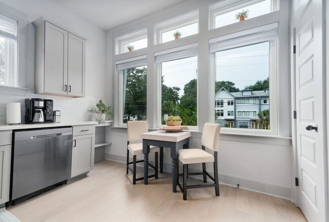 Building Photo - Elevated Lowcountry House!