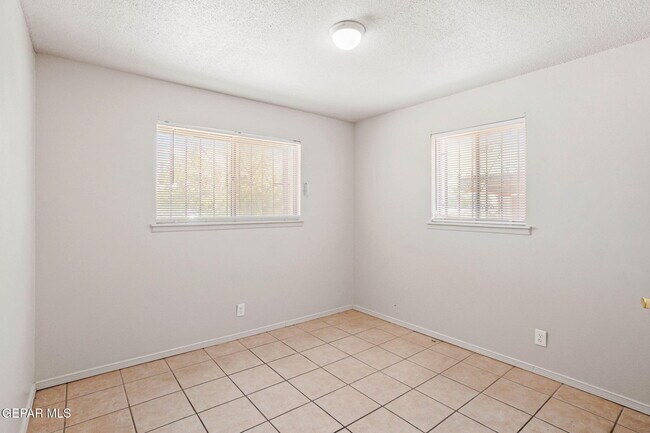 Building Photo - 4908 Royal Dr