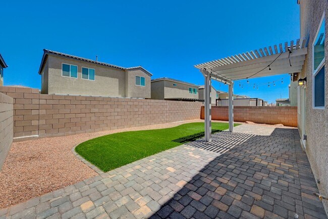 Building Photo - Amazing Solar Powered 3 Bedroom, 2 Story H...