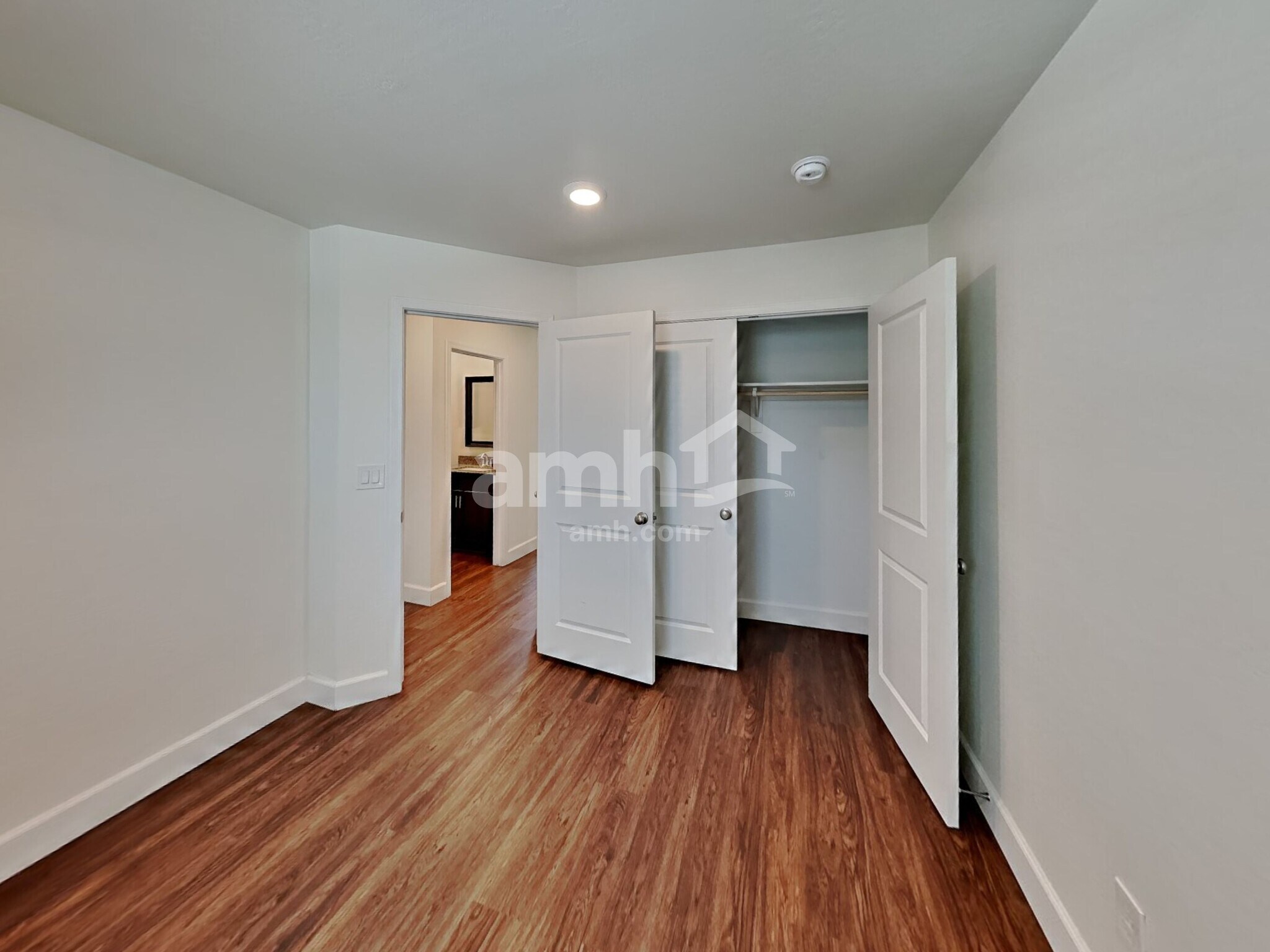 Building Photo - 647 W Hackamore Ave