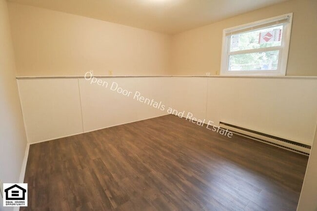 Building Photo - 301 E Hobart St