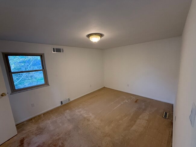 Building Photo - 111 Roberts Dr