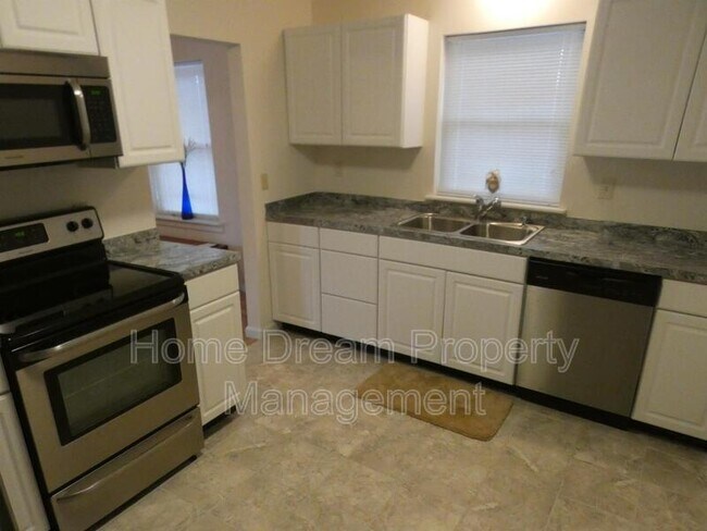 Building Photo - 930 Bryant Ave