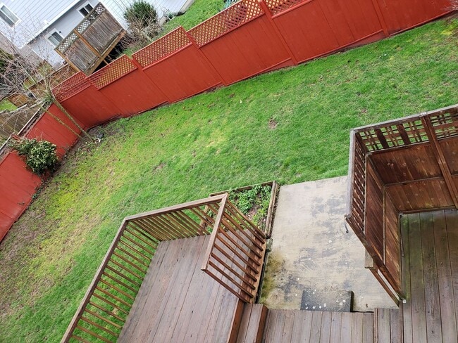 Building Photo - Beautiful Three Bedroom Centrally Located!