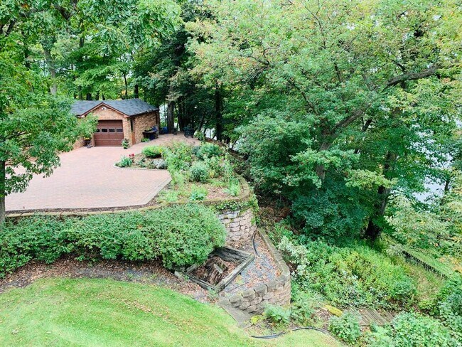 Building Photo - 25 S Deep Lake Rd