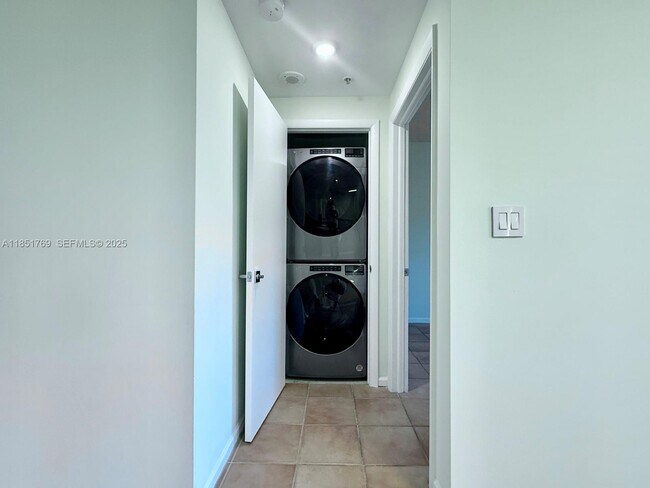 Building Photo - 185 SE 14th Terrace