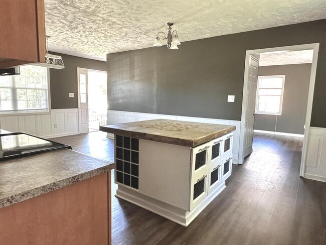 Building Photo - 4425 Scenic Pines Dr