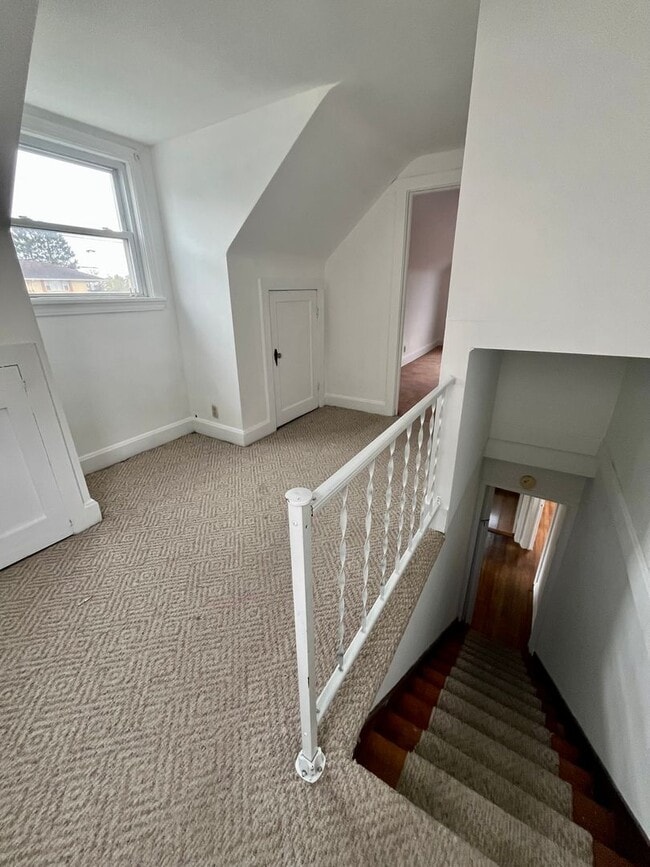 Building Photo - Three Bedroom Single Family House