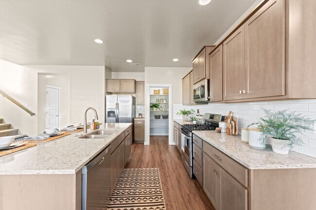 Building Photo - 5 Bedroom 2.5 Bath FOUR CAR GARAGE Eagle, ...