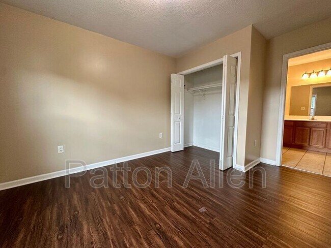 Building Photo - 8 Zell Ln