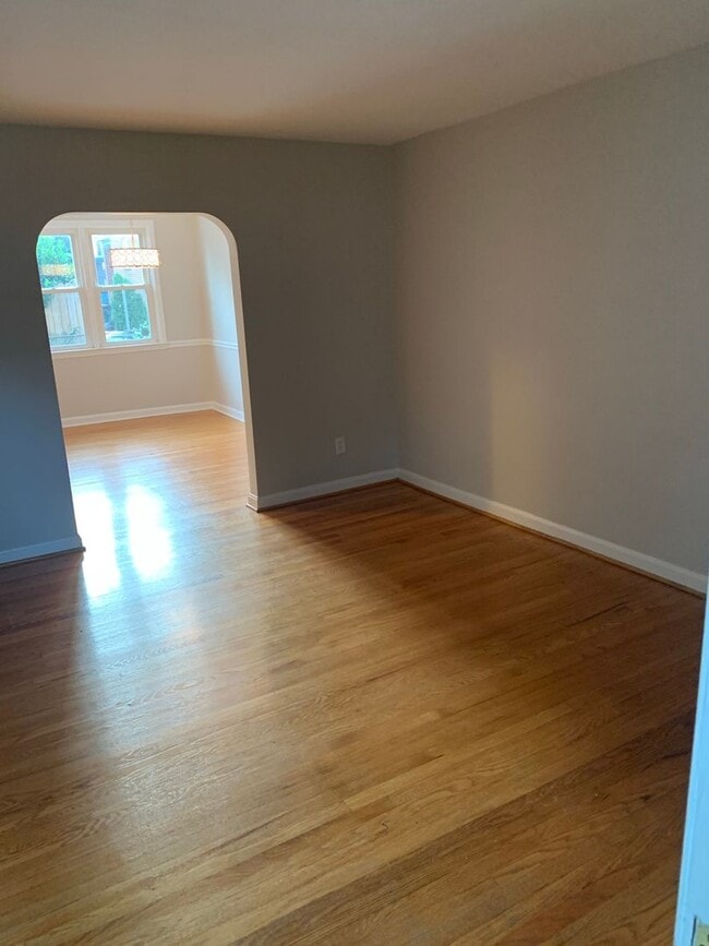 Building Photo - Charming Trolley Area Brick Townhome