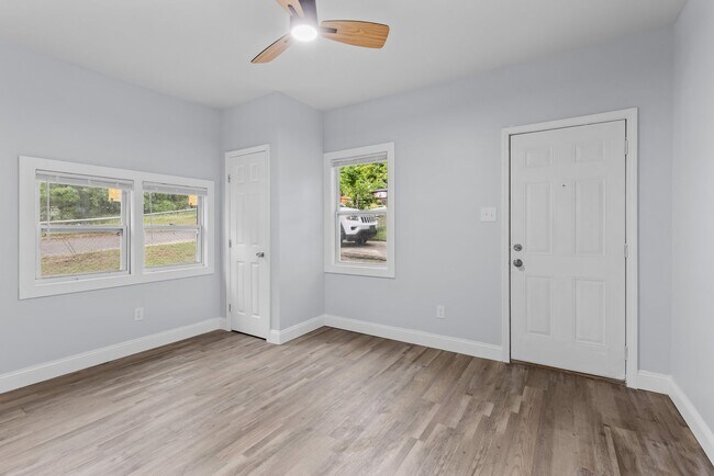 Building Photo - Charming 4 Bedroom, 1 Bathroom house