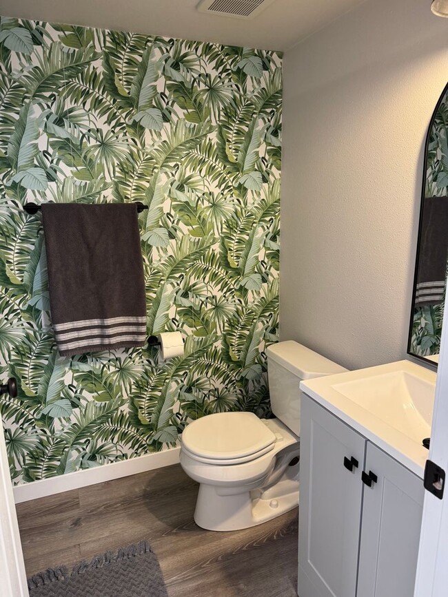 Building Photo - Fully Furnished 1-Bedroom Apartment – Private Entry – Sellwood