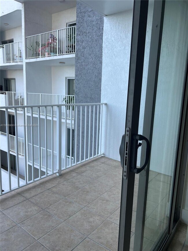 Building Photo - 395 NE 21st St