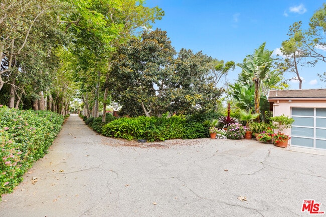 Building Photo - 7122 Dume Dr