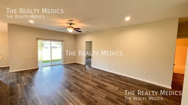 Building Photo - 7801 Valencia Rd