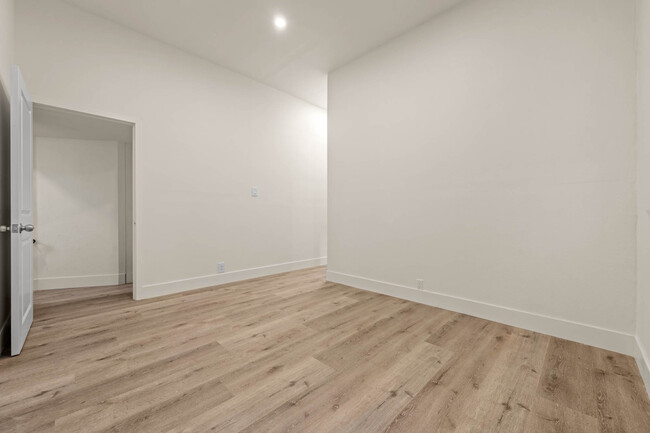 Building Photo - 1647 W 12th Pl