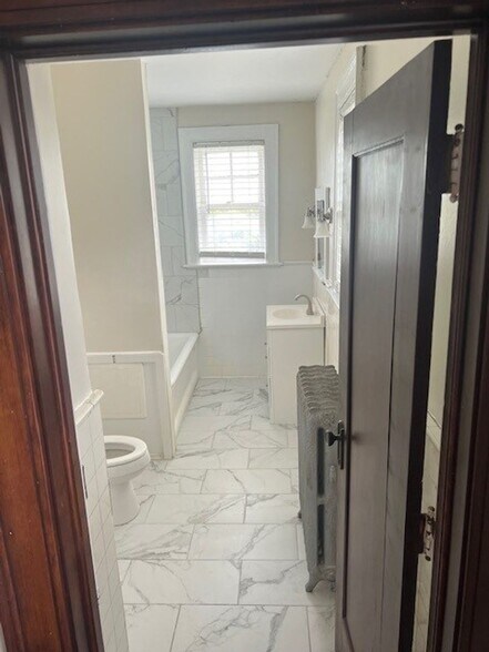 Building Photo - 2,100 Sq. Ft. 3 Bedroom Apartment in Herron-Morton