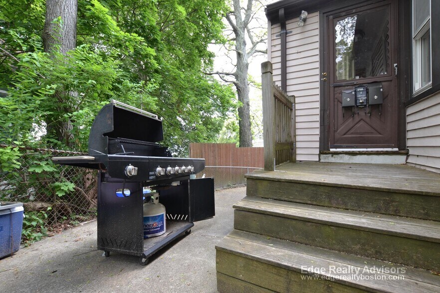 Building Photo - 27 South Crescent Circuit