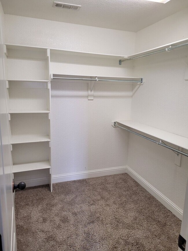 Building Photo - 3 bedroom in sought after West side of Fayetteville