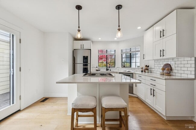 Building Photo - 93 Ashford Ave