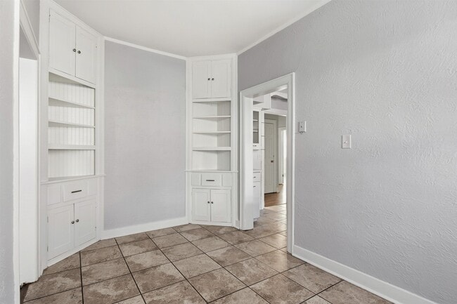 Building Photo - 871 University St