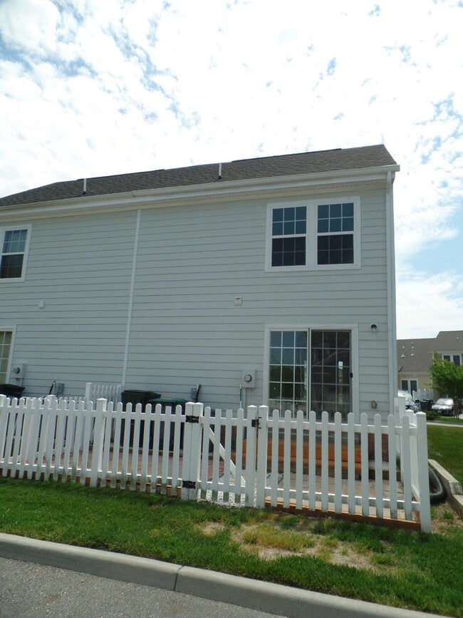 Building Photo - 4402 Betty Ln