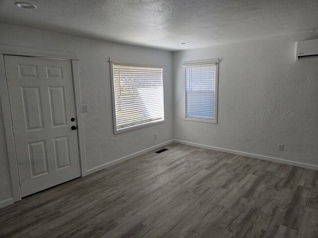 Building Photo - Levens St Duplex
