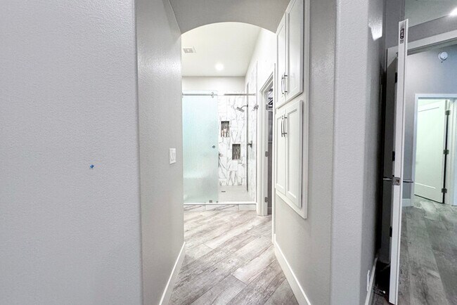 Building Photo - 3Bed/2.5 Ba House in Gated Community in No...