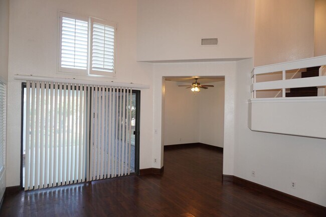 Building Photo - 10386 Meadow Creek Dr