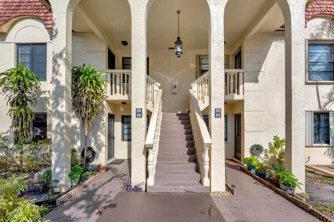 Building Photo - 138 S Cypress Rd