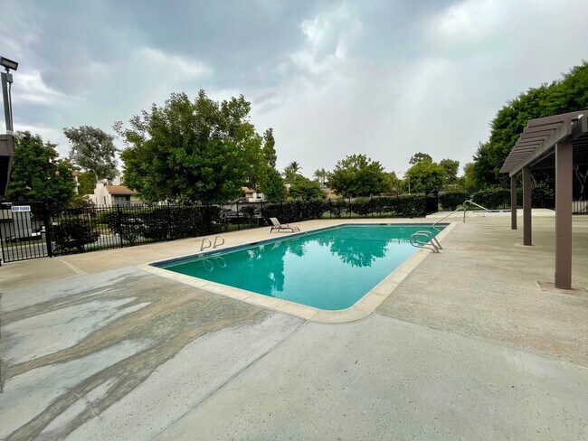 Building Photo - 3 bedroom 2 1/2 bath Townhome with Office ...