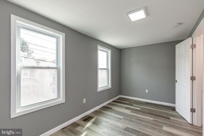 Building Photo - 454 Old Elm St