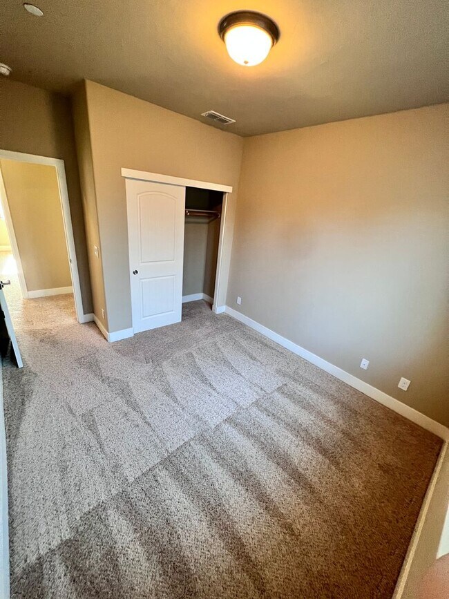 Building Photo - Stunning 3 Bedroom, 2.5 Bath Single Family Home, Gated Community, Beautiful Inside & Out!