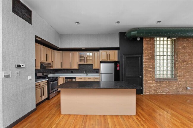 Building Photo - 1470 N Milwaukee Ave