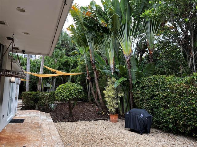 Building Photo - 2301 S Miami Ave