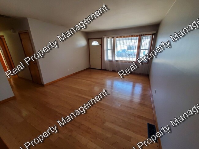Building Photo - Freshly painted 3 Bedroom Ranch