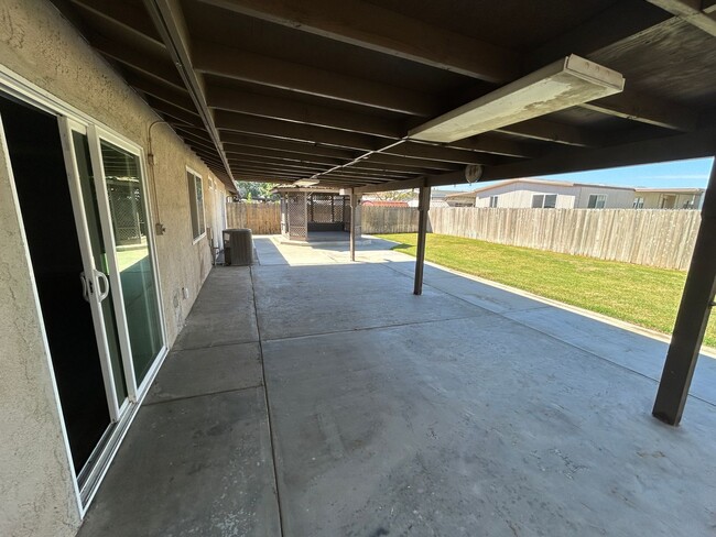 Building Photo - Don't miss out in North Hanford! 3 bedroom 2 bath with solar!