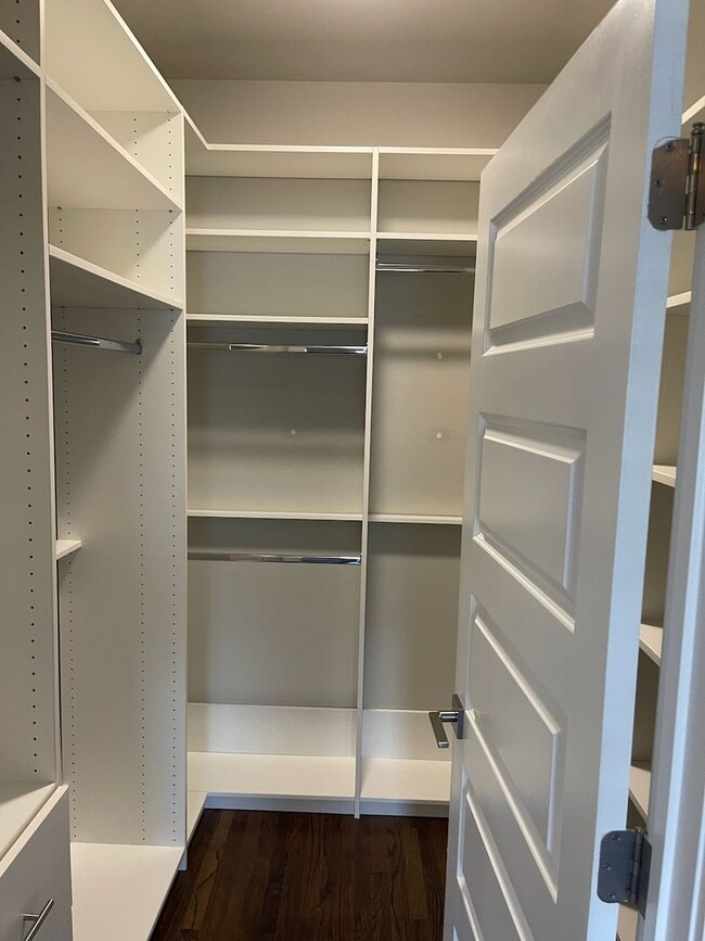 Building Photo - Convenient Living in West End