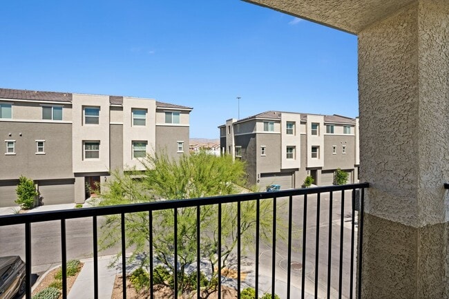 Building Photo - Beautiful 3 BR 2.5 BA Townhouse built in 2...