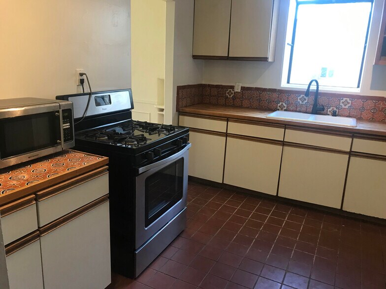 Kitchen - stove, microwave - 353 S Orlando Ave